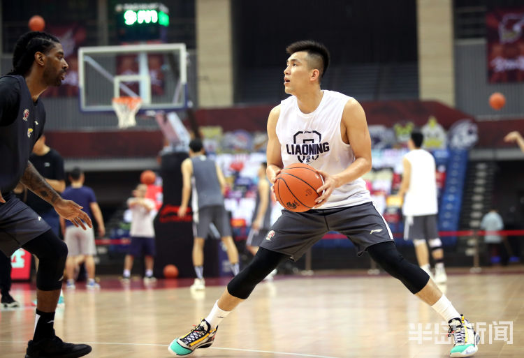 CBACBA青岛开赛全力以“复” 姚明、王大为等现场观赛