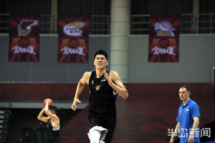 CBACBA青岛开赛全力以“复” 姚明、王大为等现场观赛