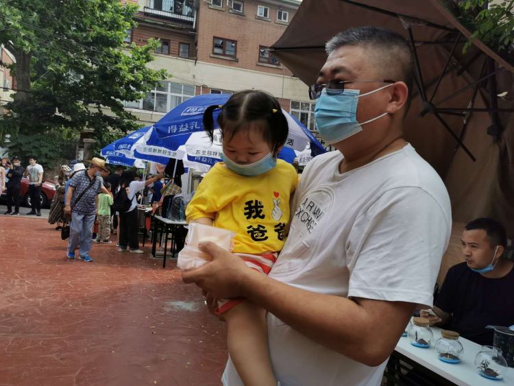 父亲节青岛江苏路街道：大学路街区“深爱?如山”父亲节市集温情开市