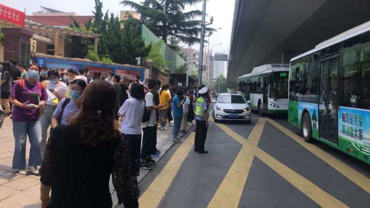 2020青岛市北交警全力保障2020年普通高校春季招生考试