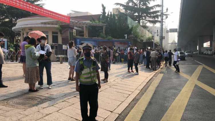 2020青岛市北交警全力保障2020年普通高校春季招生考试