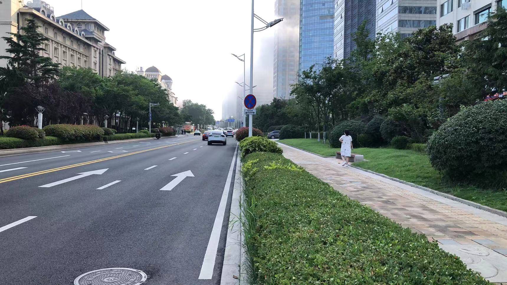 东海路青岛市南交警在东海路天晟苑小区门前增设禁停标志