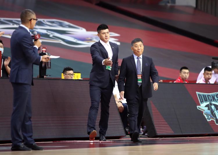揭幕战抗疫英雄为CBA复赛揭幕战跳球 李永春院长既感动又感慨