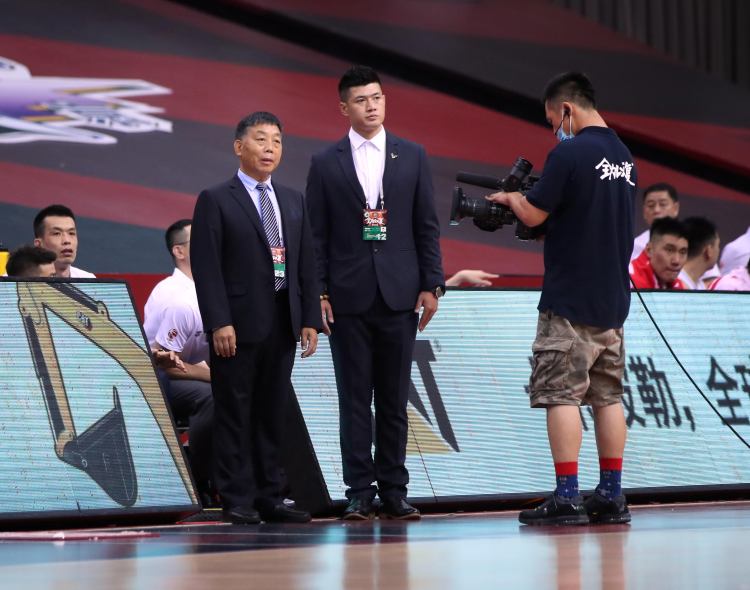 揭幕战抗疫英雄为CBA复赛揭幕战跳球 李永春院长既感动又感慨