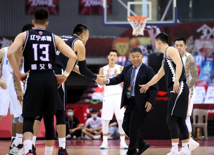 揭幕战抗疫英雄为CBA复赛揭幕战跳球 李永春院长既感动又感慨