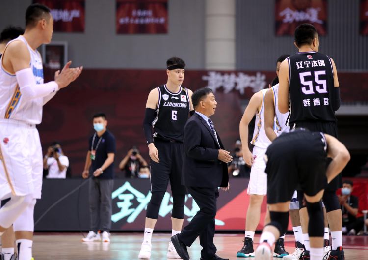 揭幕战抗疫英雄为CBA复赛揭幕战跳球 李永春院长既感动又感慨