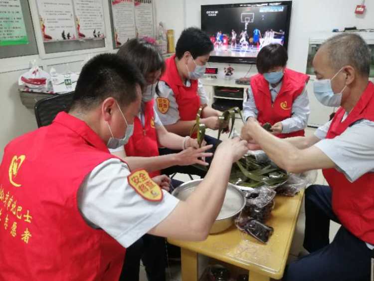共迎市北巴士志愿者走进敬老院 陪老人共迎端午节