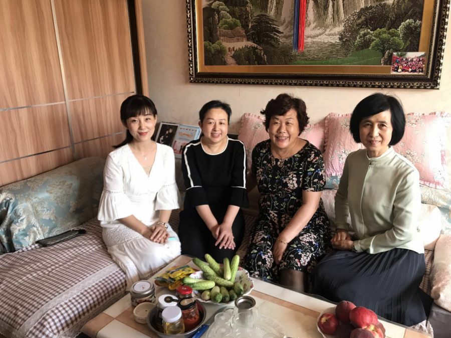 崂山区崂山区街两级妇联走访慰问王家村社区“最美家庭”