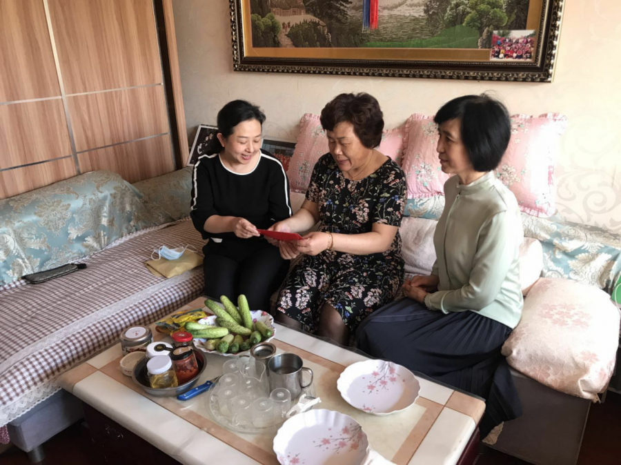 崂山区崂山区街两级妇联走访慰问王家村社区“最美家庭”