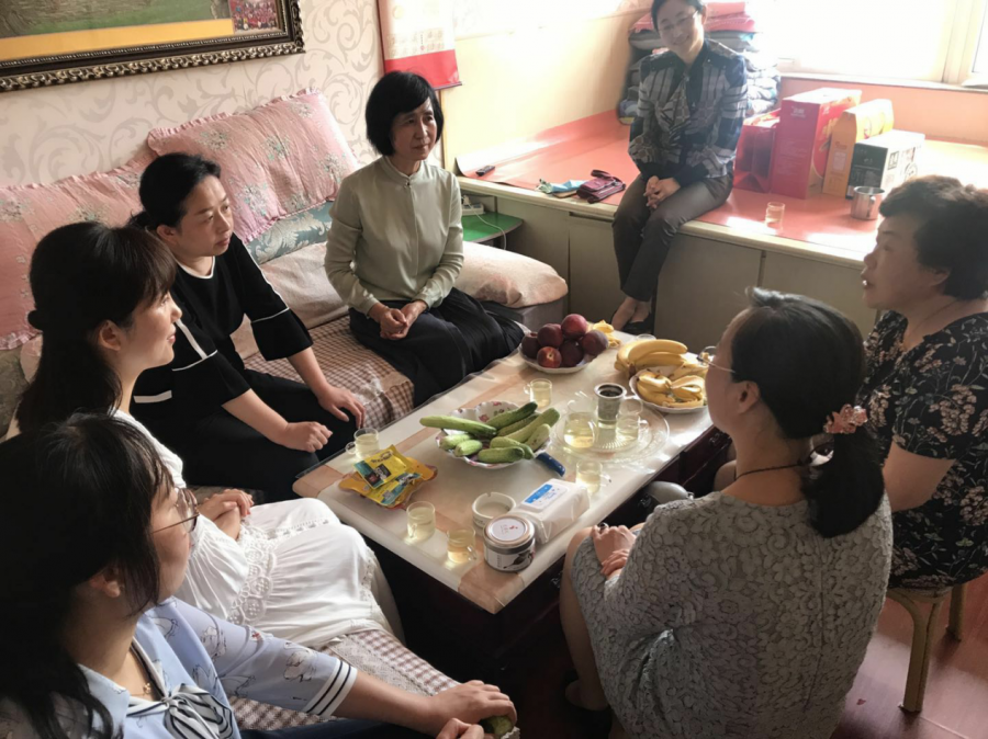 崂山区崂山区街两级妇联走访慰问王家村社区“最美家庭”