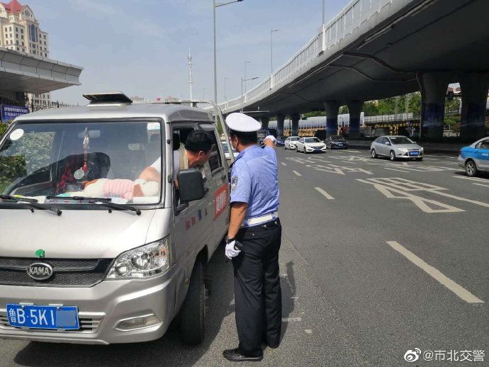 斑马线市北交警治理机动车不礼让斑马线违法行为 半小时查处5辆违法机动车