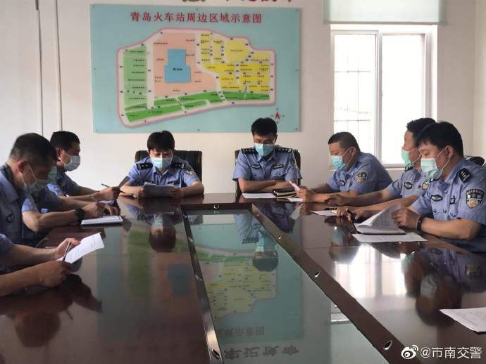 火车站市南交警火车站中队党支部联合火车站治安派出所开展庆“七一”党性教育活动