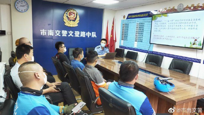 企业宣传市南交警组织辖区运输企业宣传讲解“一盔一带”安全知识