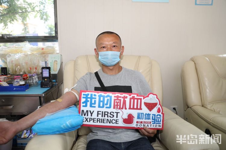 父亲节青岛市中心血站李村献血屋：父亲节献爱心