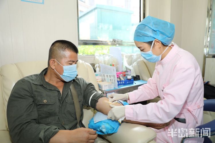 父亲节青岛市中心血站李村献血屋：父亲节献爱心