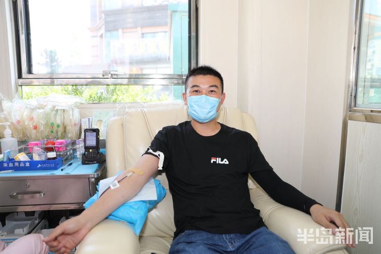 父亲节青岛市中心血站李村献血屋：父亲节献爱心