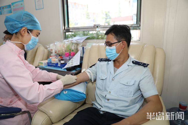 父亲节青岛市中心血站李村献血屋：父亲节献爱心