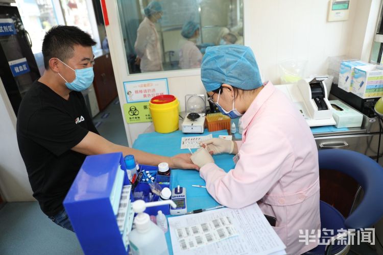 父亲节青岛市中心血站李村献血屋：父亲节献爱心