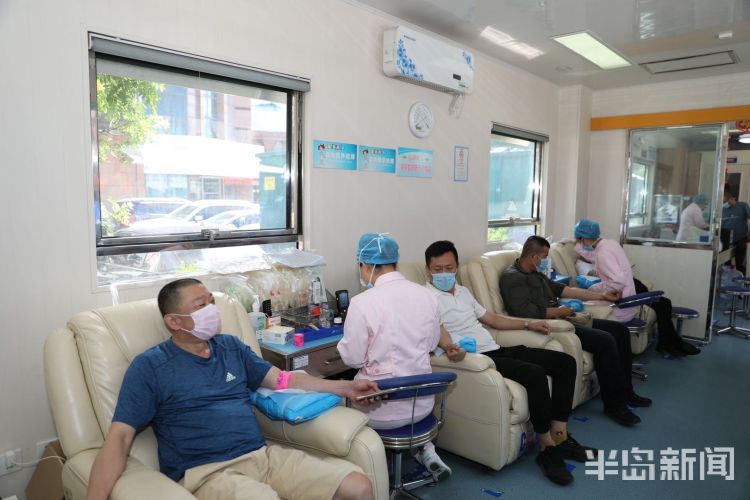 父亲节青岛市中心血站李村献血屋：父亲节献爱心