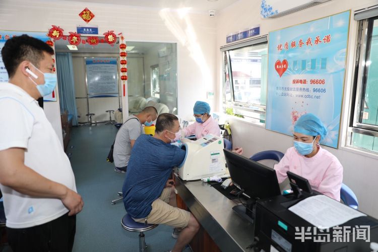 父亲节青岛市中心血站李村献血屋：父亲节献爱心