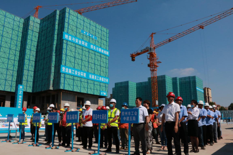 父亲节情暖农民工 青岛上演了一场温情版“工地父亲节”