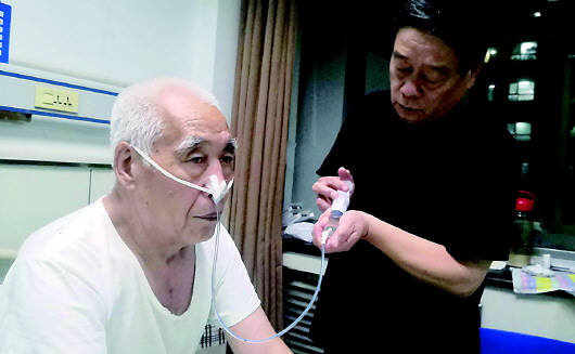 济南一74岁孤寡老人脑梗住院 好邻居付押金全天陪护