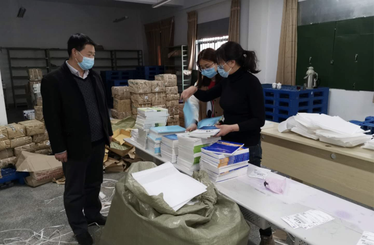 高校学生万余包裹寄全国 青岛崂山区一图书公司为不能返校高校学生邮寄教材到家