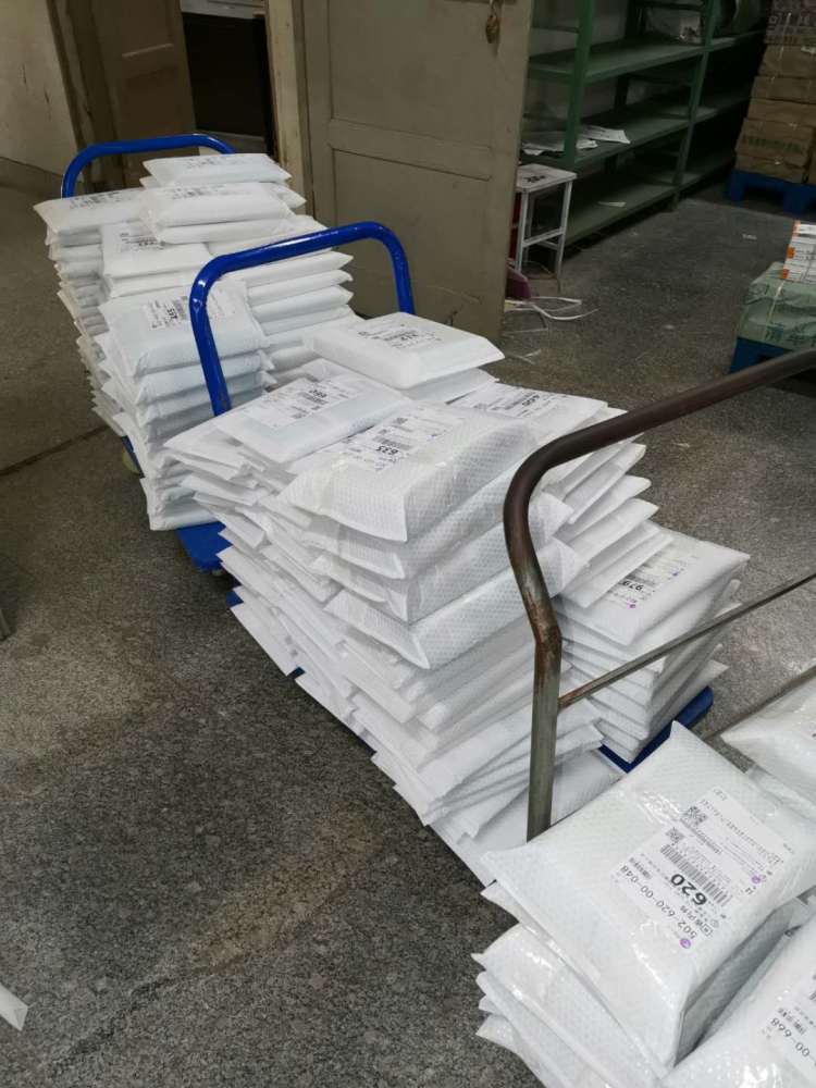 高校学生万余包裹寄全国 青岛崂山区一图书公司为不能返校高校学生邮寄教材到家