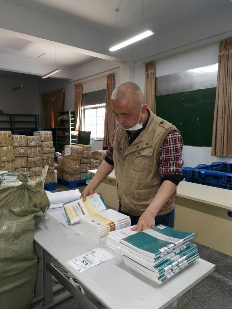 高校学生万余包裹寄全国 青岛崂山区一图书公司为不能返校高校学生邮寄教材到家
