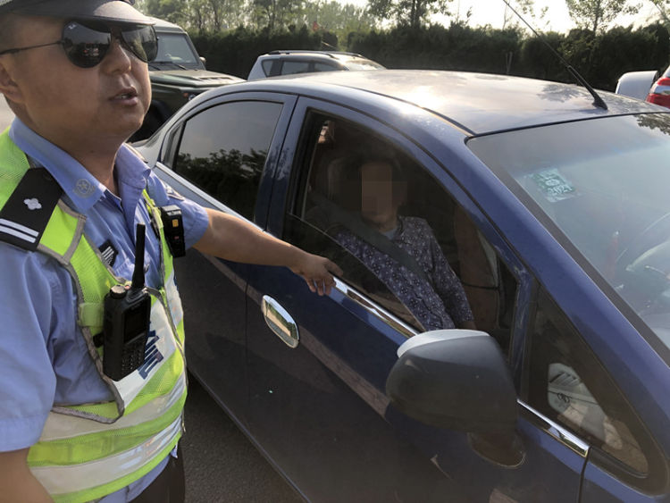 同三老人突发疾病去医院堵在路上 青岛同三高速交警暖心护送