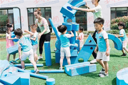 最美逆行者致敬最美逆行者 三颗糖教育集团为赴鄂支援的医护人员子女免除幼儿园阶段的所有费用