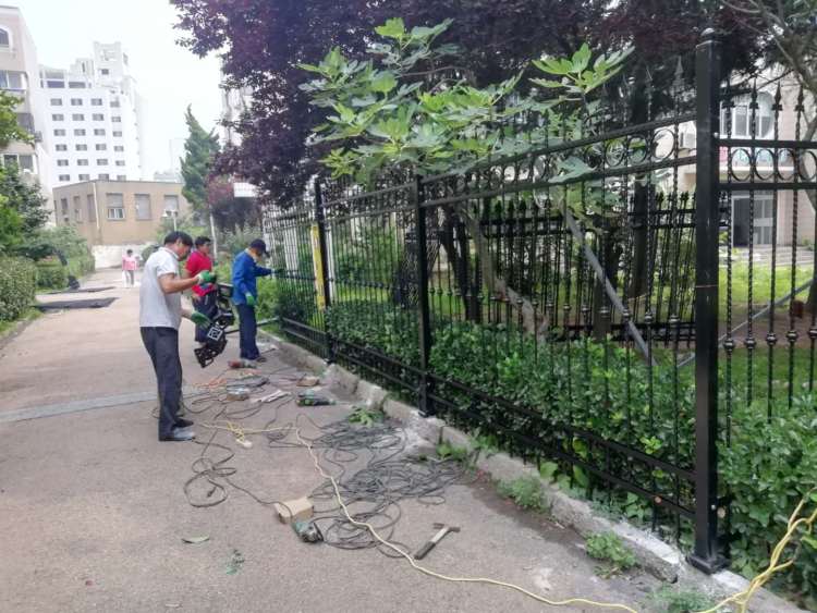 私设青岛海峡花园小区业主私设围栏开幼儿园？执法部门：整改！