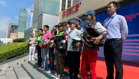 一盔“一盔一带、安全守护”倡议活动青岛市北站举行