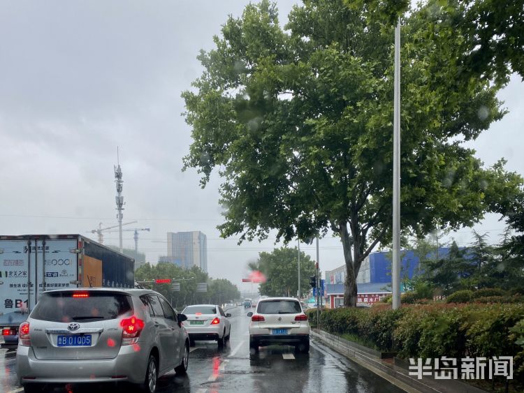 雨来雨来了！降雨给青岛上班族造成一定影响 有车一族谨慎慢行