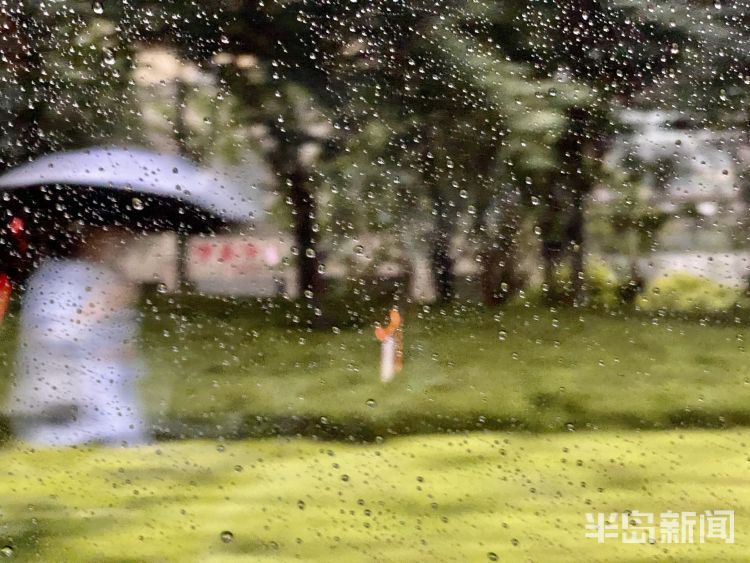 雨来雨来了！降雨给青岛上班族造成一定影响 有车一族谨慎慢行