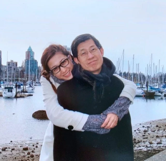 『』钟嘉欣罕见晒父女合照 爸爸比女儿老公还年轻？