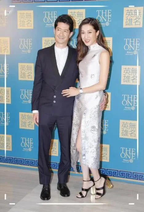 『』钟嘉欣罕见晒父女合照 爸爸比女儿老公还年轻？