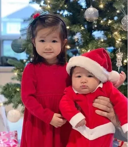 『』钟嘉欣罕见晒父女合照 爸爸比女儿老公还年轻？