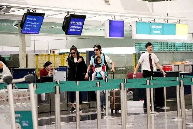 『』钟嘉欣罕见晒父女合照 爸爸比女儿老公还年轻？