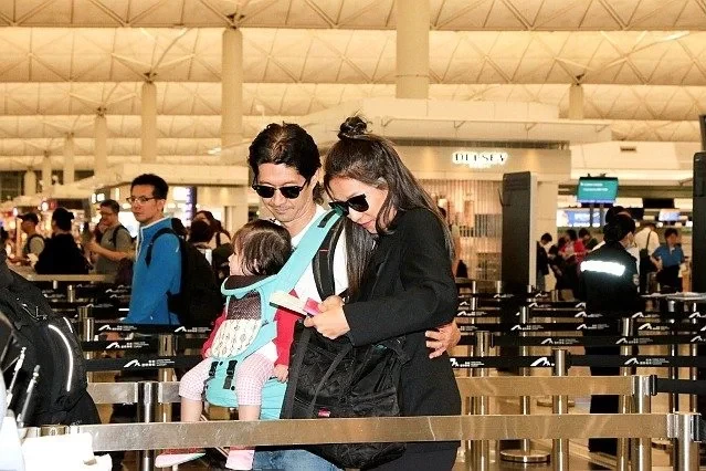 『』钟嘉欣罕见晒父女合照 爸爸比女儿老公还年轻？