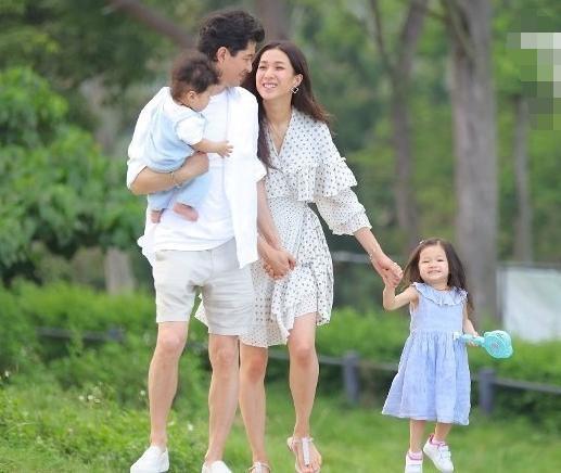 『』钟嘉欣罕见晒父女合照 爸爸比女儿老公还年轻？