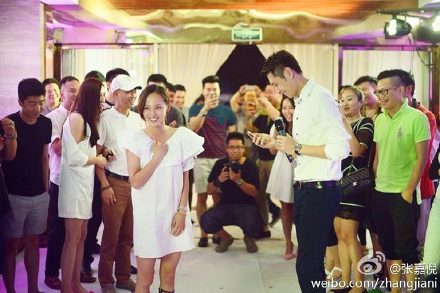 「」买超甜蜜告白为张嘉倪庆生 一家四口拍全家福