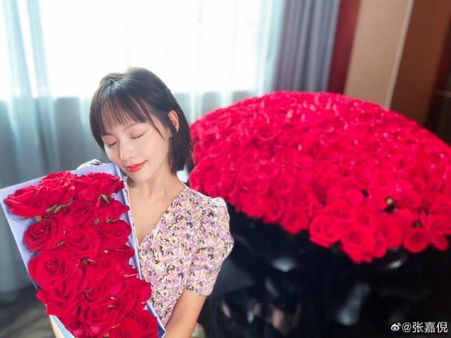 「」买超甜蜜告白为张嘉倪庆生 一家四口拍全家福