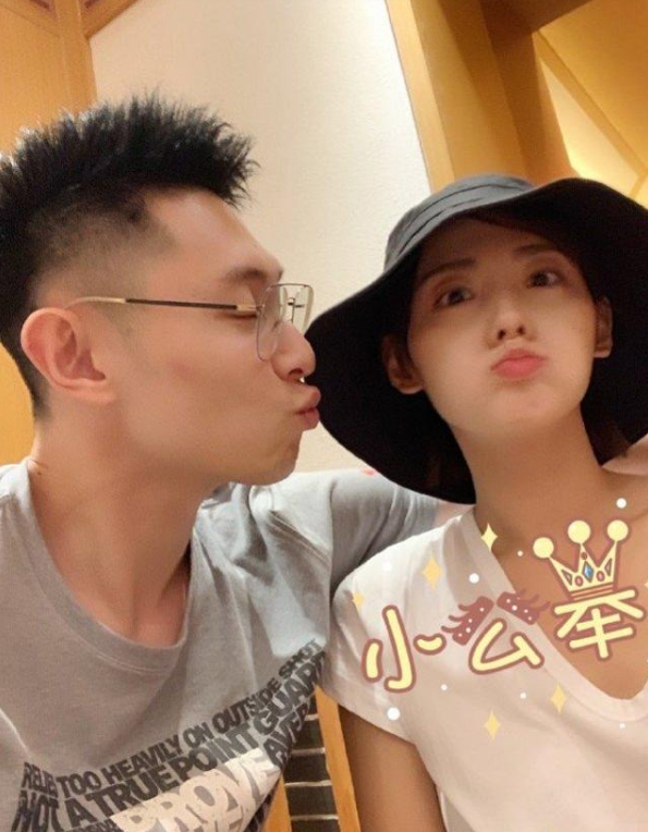 「」买超甜蜜告白为张嘉倪庆生 一家四口拍全家福