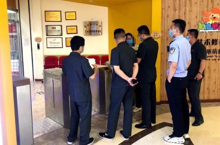 员工工资培训学校拖欠员工工资、淹了楼下邻居不赔 市南法院“上门”催还钱