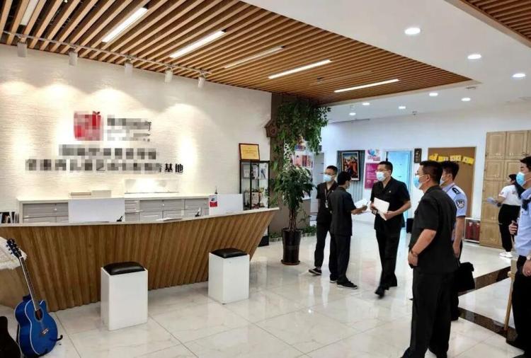 员工工资培训学校拖欠员工工资、淹了楼下邻居不赔 市南法院“上门”催还钱