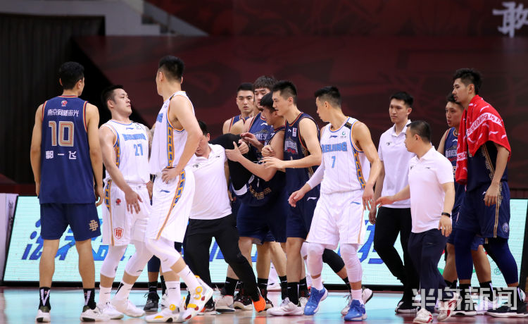 担架车CBA复赛后最重伤病！南京同曦队员腿部受伤坐担架车离场