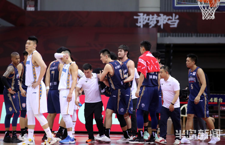 担架车CBA复赛后最重伤病！南京同曦队员腿部受伤坐担架车离场