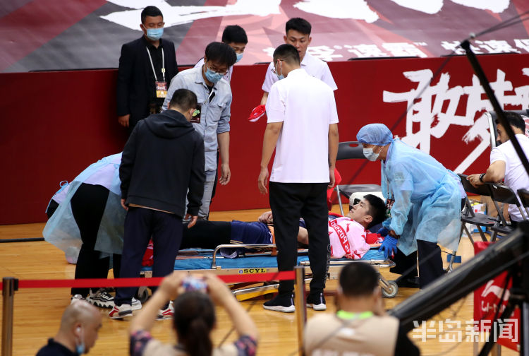 担架车CBA复赛后最重伤病！南京同曦队员腿部受伤坐担架车离场