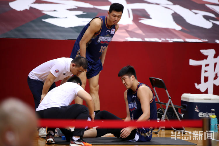 担架车CBA复赛后最重伤病！南京同曦队员腿部受伤坐担架车离场